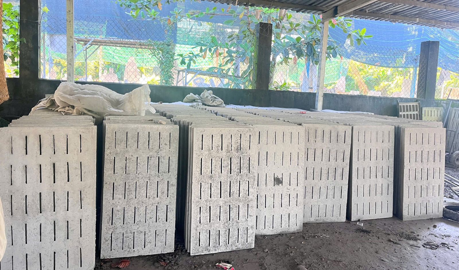 đan bê tông chuồng trại